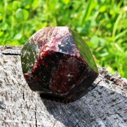 Granát - almandin krystal