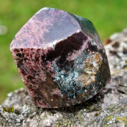 Image of Granát - almandin krystal